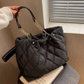 Schwarze gesteppte Nylon-Tote mit goldenem Kettenriemen und Rautenmuster-Design - Schwarz