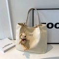 Schicke beige Canvas-Einkaufstasche mit süßem Bär-Anhänger und Schulterriemen - Off-White Mit Anhänger