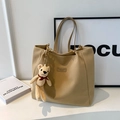 Khaki Canvas-Shopper mit Logo-Patch aus Leder und einem niedlichen beigen Strickbären - Khaki Mit Anhänger