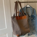 Bolso tote de lona marrón oscuro con detalles en cuero y correa ancha de hombro - Gris
