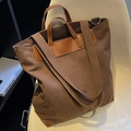 Bolso tote de lona marrón oscuro con ribete de cuero y correa ancha sobre silla - Marrón