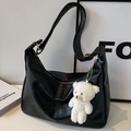 Grand sac cabas noir en simili cuir grainé avec un porte-clés ourson en peluche blanc - Avec Pendentif / Noir