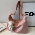 Sac hobo rose en similicuir avec un pendentif ours en peluche et une texture rétro - Avec Pendentif / Rose
