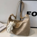 Sac fourre-tout beige en simili cuir texturé avec bandoulière et breloque en ours - Avec Pendentif / Beige