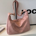 Minimalist pink crescent tote bag with retro matte finish and golden zip detailing - No Pendant / Pink