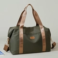 Reisetasche aus olivgrünem wasserdichtem Nylon mit braunen Griffen und Schultergurt - Grün