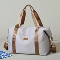 Reisetasche aus hellgrauem Nylon mit braunen Trageriemen und Logo für Kurztrips - Grau