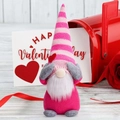 Detail van roze gestreepte kabouter met witte baard op een Valentijnsdag kaart - Gezicht Bedekkende Stijl