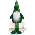 Gnomo di San Patrizio con gambe lunghe e cappello di trifoglio su libri bianchi - Stile Maschile a Gambe Lunghe