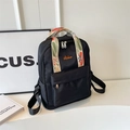 Mochila negra minimalista con asa de colores y bordado naranja en el frente - Negro