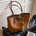 Braune Shopper-Tasche aus Kunstleder mit langen Riemen und Plüsch-Hasen-Anhänger - Braun mit Anhänger