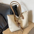 Große cremeweiße Tragetasche mit braunen Trägern und süßem Kaninchenanhänger Detail - Off-White mit Anhänger