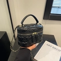 Kompakte herzgesteppte schwarze Box-Bag mit Goldkette und Tragegriff im Design - Schwarz