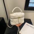Mini weiße Herz-Stepptasche mit Kettenriemen, Tragegriff und Gold-Hardware - Gebrochenes Weiß