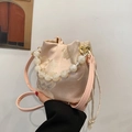 Secchiello rosa pallido con ricamo a farfalla, manico di perle e chiusura a cordoncino - Ricamo Floreale (BWYP-8096) / Rosa