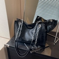Elegante borsa tote nera con trama in pelle increspata e raffinate catene in argento - Nero