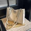 Elegante borsa tote a pieghe color crema con catena d'argento su marmo - Bianco Sporco