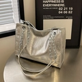 Borsa tote argento metallizzato con trama stropicciata e tracolla a catena - Argento