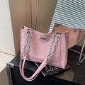Elegante borsa tote rosa chiaro con texture a rilievo e tracolle a catena argento - Rosa