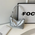 Silberne Achseltasche mit Metallic-Crackle-Effekt und eleganter Perlenketten-Riemen - Silber