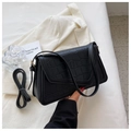 Detalle de bolso bandolera de cuero PU negro con relieve de cocodrilo y correa ajustable - Negro