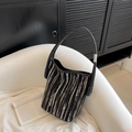 Sac fourre-tout tissé chic à rayures verticales noires et blanches sur un canapé - Noir