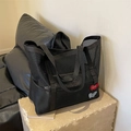 Bolso tote de malla negra con bordado de mariposa y asas de cinta tejida - Negro