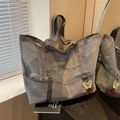 Bolso tote de malla gris con bordado de mariposa y múltiples bolsillos exteriores - Gris