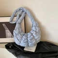 Hellblaue gefaltete Croissant-Schultertasche mit gestepptem Design und viel Stauraum - Blau