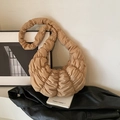Plissierte Croissant-Tasche in warmem Khaki mit gerüschtem Schultergurt und Textur - Khaki