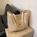 Bolso tote de malla beige con bordado de mariposa y bolsillos laterales espaciosos - Caqui