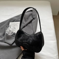 Borsa sottobraccio nera minimalista con trama vintage e toppa ovale in pelle - Nero