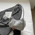 Elegante borsa sottobraccio grigio argento in velluto con texture metallica e tracolla - Argento