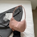 Borsa hobo rosa in camoscio con logo goffrato e un elegante spallaccio minimalista da donna - Rosa
