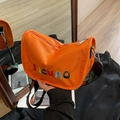 Borsa a tracolla in nylon arancione vivace con ampia tracolla etnica colorata e ricami - Arancione