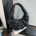 Elegante bolso de hombro nube negro con cuero acolchado plisado en una estantería - Negro