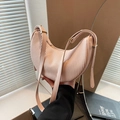 Bolso croissant rosa claro con textura plisada y hebilla dorada ajustable - Rosa
