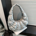 Bolso nube acolchado plateado con pliegues metálicos y textura suave sobre blanco - Plateado