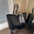 Grande borsa tote in pelle intrecciata nera con sciarpa di seta geometrica decorativa - Nero