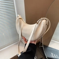 Elegante bolso de media luna blanco crema con textura acanalada y correa fina - Blanco Roto