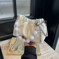 Bolso nube plisado beige con textura de pata de gallo y asa de perlas blancas - Blanco Roto