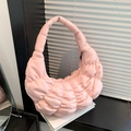 Bolso de hombro fruncido rosa tipo nube con diseño minimalista para estilo veraniego - Rosa