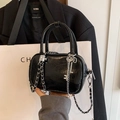 Schicke glänzend schwarze Mini-Bowling-Tasche mit Kette und silbernem Schlüsselanhänger - Schwarz