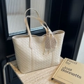 Borsa tote in pelle intrecciata bianco crema con foulard e capienza generosa - Bianco Sporco