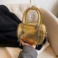 Mini Boston Handtasche in Gold-Metallic mit Kettenriemen und silbernem Schlüsselanhänger - Gold