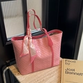 Borsa tote in pelle intrecciata rosa con sciarpa di seta e grande capienza per uso - Rosa