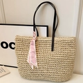 Große beige geflochtene Strohtasche mit schwarzen Ledergriffen und rosa Herz-Halstuch - Mit Seidenschal / Gebrochenes Weiß