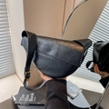 Bolso plisado negro elegante con correa ajustable y hebilla de metal dorado - Negro