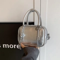 Metallisch silberne Umhängetasche mit grober Kette und Schlüsselanhänger im Urban-Style - Silber
