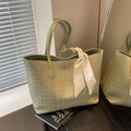 Borsa tote intrecciata verde salvia con foulard di seta per pendolari e uso quotidiano - Verde